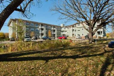 Main picture of 185 McCarrons Blvd N