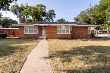 Main picture of 2400 Hampstead Ln