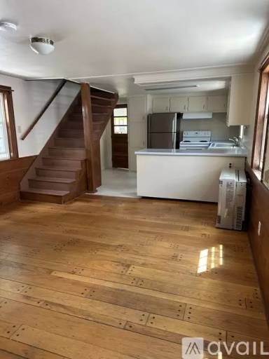 Main picture of 6 Maple St
