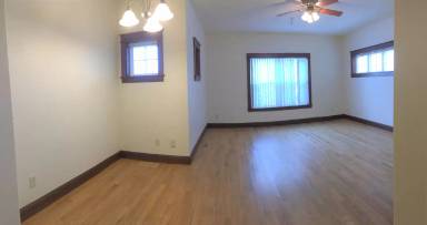 Main picture of 923 Iowa Ave