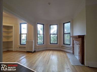 Main picture of 428-438 W Belden Ave