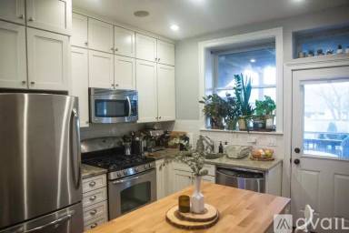 Main picture of 2574 W Lyndale St