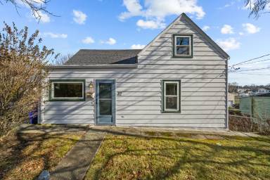 Main picture of 22 Third School St