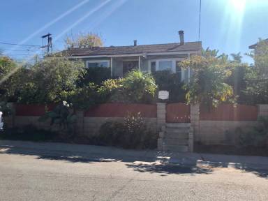 Main picture of 3055 Comstock St