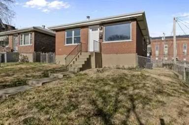 Main picture of 905 Russell Blvd