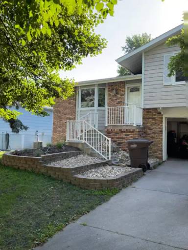 Main picture of 5740 Queens Dr