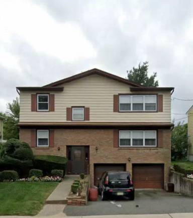 Main picture of 15 E 8th St