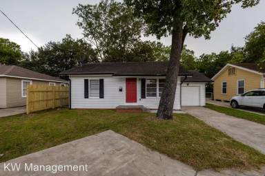Main picture of 2705 W Lucas Dr