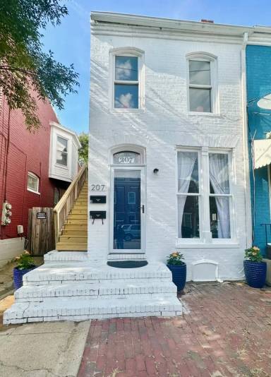 Main picture of 207 W 5th St