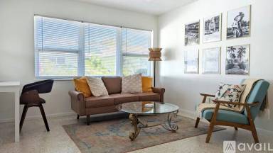 Main picture of 2846 W Tamiami Cir