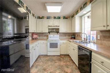 Main picture of 12252 NE 5th St