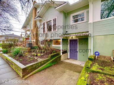 Main picture of 2443 SE Clinton St