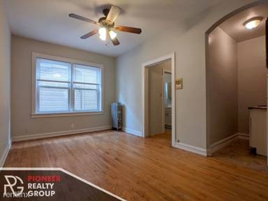 Main picture of 2827 N Burling Apartments