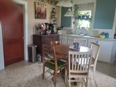 Main picture of 1273 Queen St
