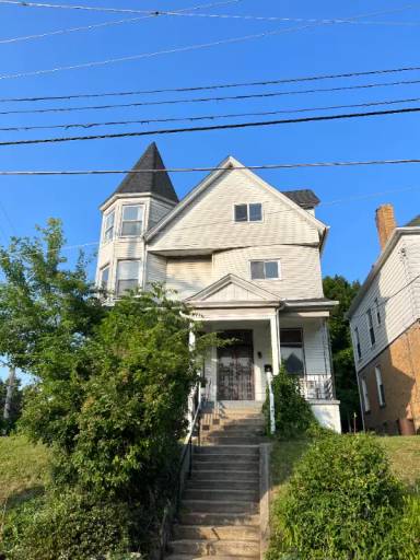 Main picture of 627 College St