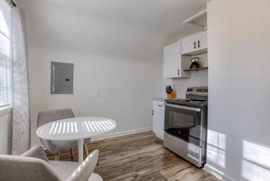 Main picture of 3420 Burt St