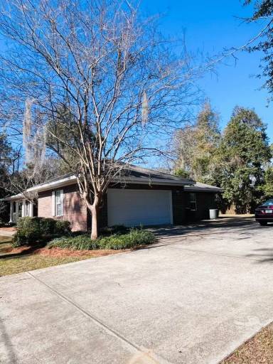 Main picture of 1000 Cherry Laurel St