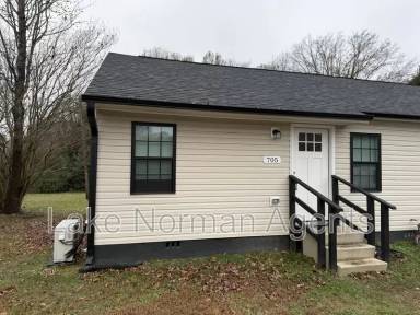 Main picture of 705 N Main St