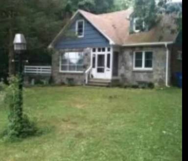 Main picture of 233 Roosevelt Ave