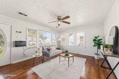 Main picture of 127 Woodrow St