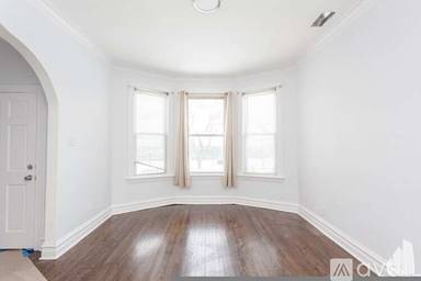 Main picture of 2929 W Roscoe St