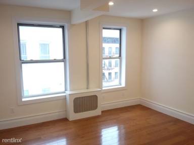Main picture of 210 W 10th St