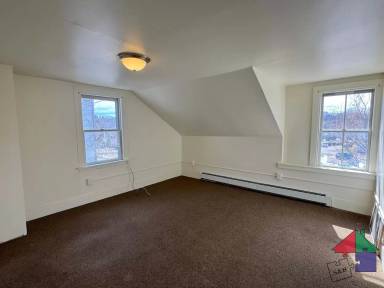 Main picture of 37 Malletts Bay Ave