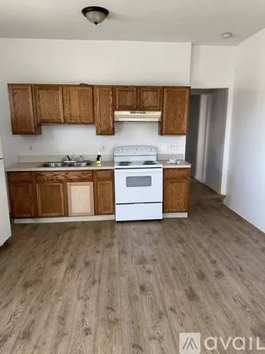 Main picture of 1735 W 2nd St