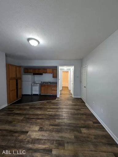 Main picture of 552 W 5th St