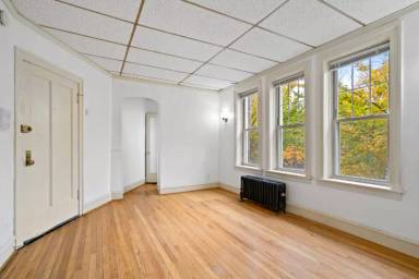 Main picture of 1440 W Howard St