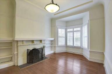 Main picture of 2046 Baker St