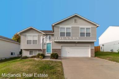 Main picture of 15832 Blackwalnut St