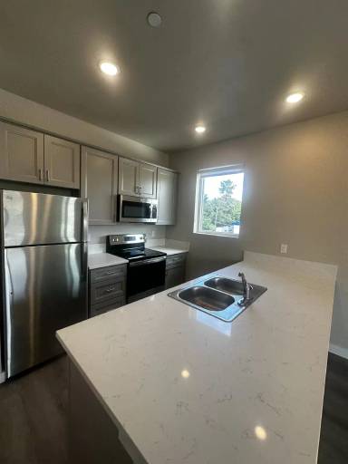 Main picture of 12547 SW Main St