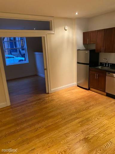 Main picture of 207 W 11th St