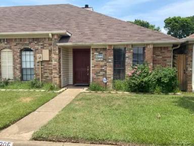 Main picture of 905 Town Lake Dr