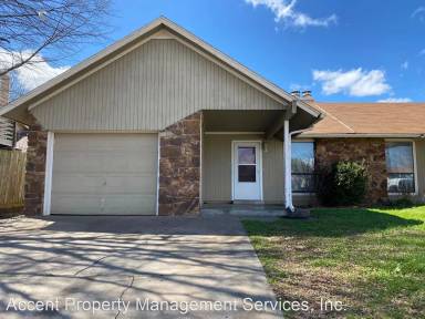 Main picture of 1030 N Oak Ct