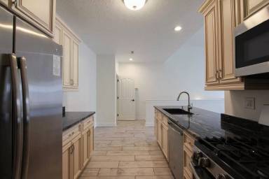 Main picture of 1000 Adams Pointe Blvd