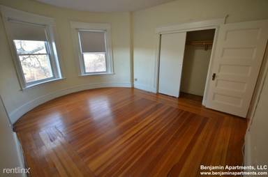 Main picture of 1595 Beacon St