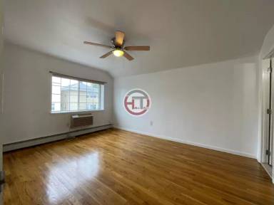 Main picture of 1635 Hering Ave