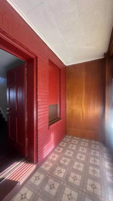 Main picture of 2115 S 22nd St