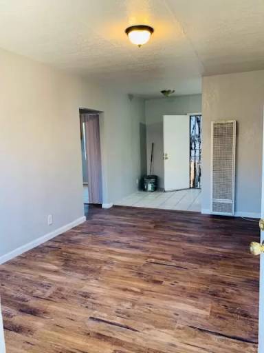 Main picture of 1336 1/2 W 94th St