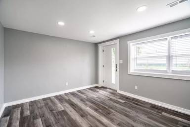 Main picture of 1631 Columbia Ave