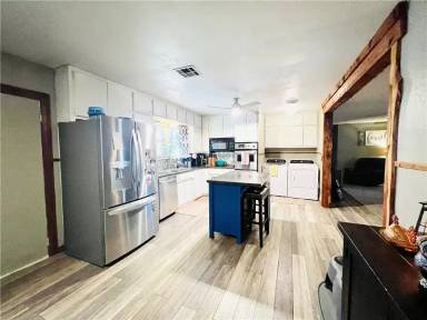 Main picture of 2501 S 18th St