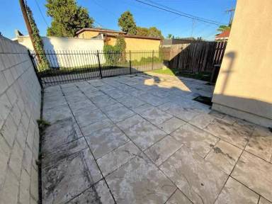 Main picture of 1557 W 60th Pl