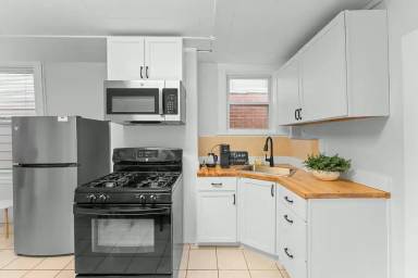 Main picture of 8 Everett St