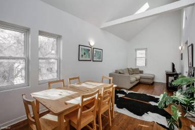 Main picture of 1031 N Paulina St