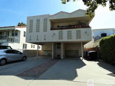 Main picture of 922 S Holt Ave