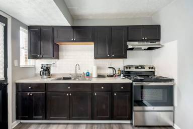 Main picture of 381 Carpenter St