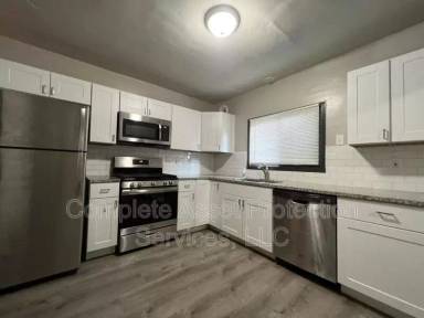 Main picture of 1119 E 39th Pl
