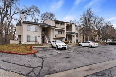 Main picture of 925 E Creekhill Ln